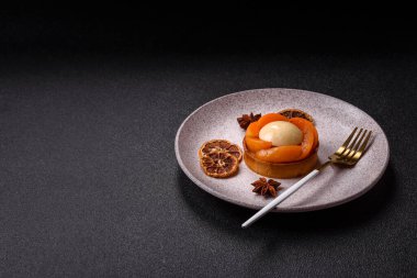 Turta, kayısı parçalı yuvarlak turta, krema ve fındık. Şeftalili tatlı turta, yemek arkaplanı olarak.