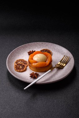 Turta, kayısı parçalı yuvarlak turta, krema ve fındık. Şeftalili tatlı turta, yemek arkaplanı olarak.