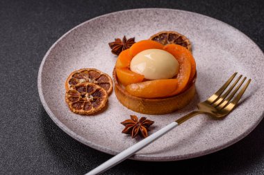 Turta, kayısı parçalı yuvarlak turta, krema ve fındık. Şeftalili tatlı turta, yemek arkaplanı olarak.