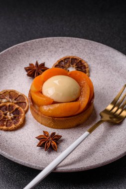 Turta, kayısı parçalı yuvarlak turta, krema ve fındık. Şeftalili tatlı turta, yemek arkaplanı olarak.