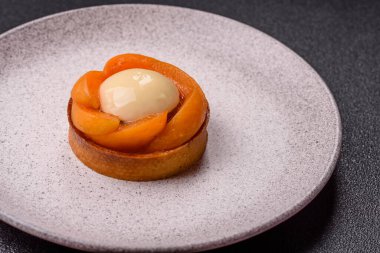 Turta, kayısı parçalı yuvarlak turta, krema ve fındık. Şeftalili tatlı turta, yemek arkaplanı olarak.