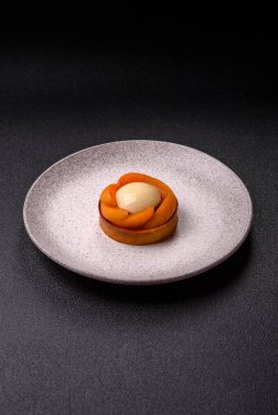 Turta, kayısı parçalı yuvarlak turta, krema ve fındık. Şeftalili tatlı turta, yemek arkaplanı olarak.