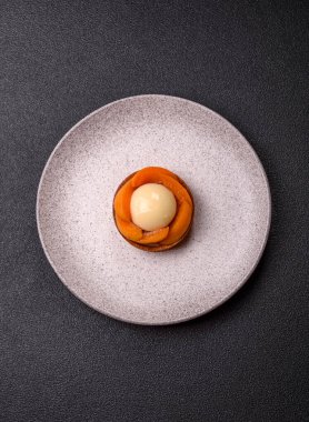 Turta, kayısı parçalı yuvarlak turta, krema ve fındık. Şeftalili tatlı turta, yemek arkaplanı olarak.