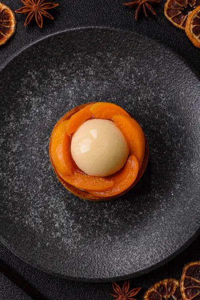 Turta, kayısı parçalı yuvarlak turta, krema ve fındık. Şeftalili tatlı turta, yemek arkaplanı olarak.