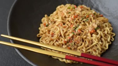 Anında erişte ya da ramen, Asya yemeği, sebze ve baharatlı makarna. Erişte, hazır yemek, hazır yemek.