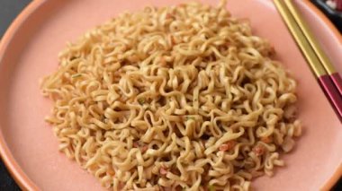 Anında erişte ya da ramen, Asya yemeği, sebze ve baharatlı makarna. Erişte, hazır yemek, hazır yemek.