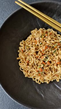 Anında erişte ya da ramen, Asya yemeği, sebze ve baharatlı makarna. Erişte, hazır yemek, hazır yemek.