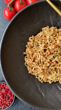 Anında erişte ya da ramen, Asya yemeği, sebze ve baharatlı makarna. Erişte, hazır yemek, hazır yemek.