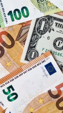Kağıt para, avro ve dolar banknotları, döviz kuru dalgalanmaları, tasarruf için nakit, yatırımlar ve iş operasyonları. Tasarımınız için kağıt para ve dolar arkaplan olarak