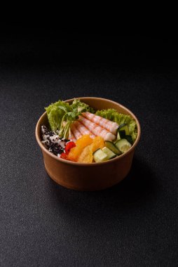 Karides, deniz ürünleri, pirinç, portakal, soslu domates. Tasarımınız için karidesli kase.