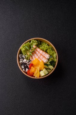 Karides, deniz ürünleri, pirinç, portakal, soslu domates. Tasarımınız için karidesli kase.