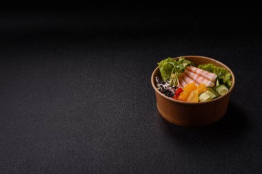 Karides, deniz ürünleri, pirinç, portakal, soslu domates. Tasarımınız için karidesli kase.