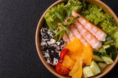 Karides, deniz ürünleri, pirinç, portakal, soslu domates. Tasarımınız için karidesli kase.