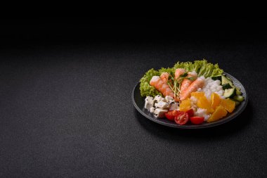 Karides, deniz ürünleri, pirinç, portakal, soslu domates. Tasarımınız için karidesli kase.