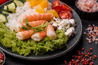 Karides, deniz ürünleri, pirinç, portakal, soslu domates. Tasarımınız için karidesli kase.