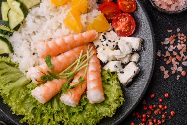 Karides, deniz ürünleri, pirinç, portakal, soslu domates. Tasarımınız için karidesli kase.