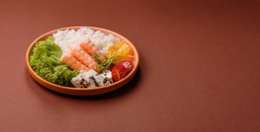 Karides, deniz ürünleri, pirinç, portakal, soslu domates. Tasarımınız için karidesli kase.