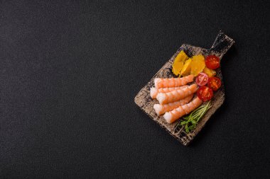 Karides, deniz ürünleri, pirinç, portakal, soslu domates. Tasarımınız için karidesli kase.