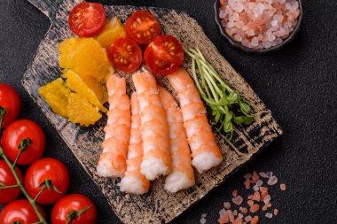 Karides, deniz ürünleri, pirinç, portakal, soslu domates. Tasarımınız için karidesli kase.