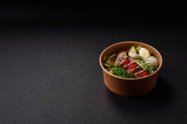 Deniz ürünleri kasesi, ton balıklı fileto pilav, portakal, domates ve sos. Tasarımınız için yiyecek kaynağı olarak ton balığı kasesi.