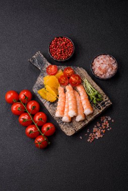 Karides, deniz ürünleri, pirinç, portakal, soslu domates. Tasarımınız için karidesli kase.