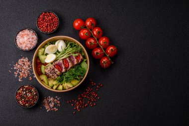 Deniz ürünleri kasesi, ton balıklı fileto pilav, portakal, domates ve sos. Tasarımınız için yiyecek kaynağı olarak ton balığı kasesi.