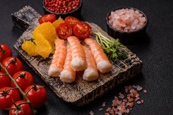 Karides, deniz ürünleri, pirinç, portakal, soslu domates. Tasarımınız için karidesli kase.