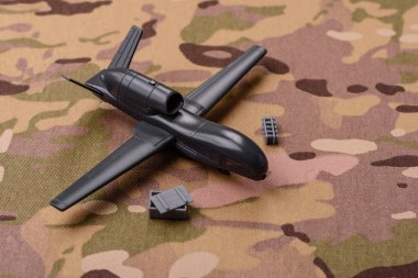 İnsansız casusluk teknolojisi ve düşmana saldıran insansız hava aracı. İHA 'lar, ülkenin işgalcilere karşı savunmasının temeli.