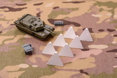 Tanksavar bariyeri veya beton ve demirden yapılmış ejderha dişleri. Düşman tanklarından korunmak için ejderha dişleri.