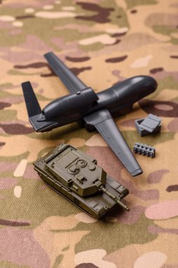 İnsansız casusluk teknolojisi ve düşmana saldıran insansız hava aracı. İHA 'lar, ülkenin işgalcilere karşı savunmasının temeli.