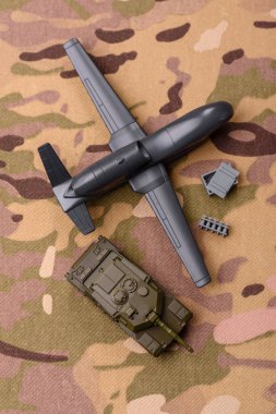 İnsansız casusluk teknolojisi ve düşmana saldıran insansız hava aracı. İHA 'lar, ülkenin işgalcilere karşı savunmasının temeli.