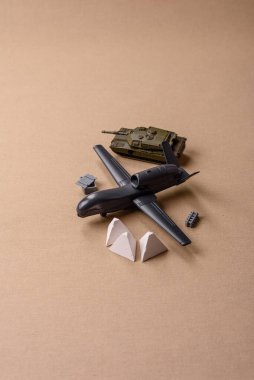 İnsansız casusluk teknolojisi ve düşmana saldıran insansız hava aracı. İHA 'lar, ülkenin işgalcilere karşı savunmasının temeli.