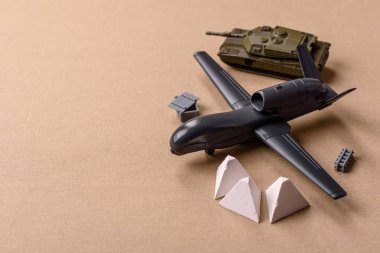 İnsansız casusluk teknolojisi ve düşmana saldıran insansız hava aracı. İHA 'lar, ülkenin işgalcilere karşı savunmasının temeli.