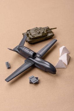 İnsansız casusluk teknolojisi ve düşmana saldıran insansız hava aracı. İHA 'lar, ülkenin işgalcilere karşı savunmasının temeli.