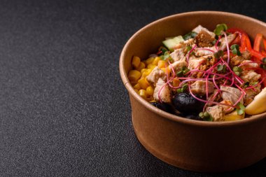 Tavuklu kase, pilav, domates, biber ve mikroyeşillik. Tasarımınız için arka planda tavuklu kase