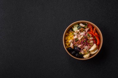 Tavuklu kase, pilav, domates, biber ve mikroyeşillik. Tasarımınız için arka planda tavuklu kase