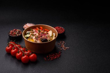 Tavuklu kase, pilav, domates, biber ve mikroyeşillik. Tasarımınız için arka planda tavuklu kase