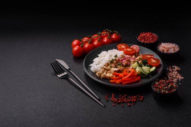 Tavuklu kase, pilav, domates, biber ve mikroyeşillik. Tasarımınız için arka planda tavuklu kase