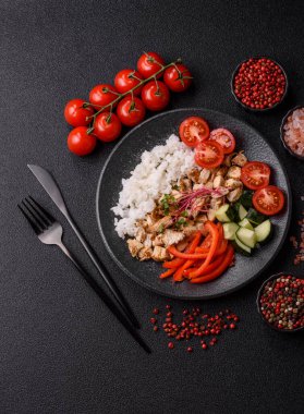 Tavuklu kase, pilav, domates, biber ve mikroyeşillik. Tasarımınız için arka planda tavuklu kase