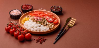 Tavuklu kase, pilav, domates, biber ve mikroyeşillik. Tasarımınız için arka planda tavuklu kase