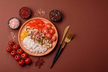 Tavuklu kase, pilav, domates, biber ve mikroyeşillik. Tasarımınız için arka planda tavuklu kase