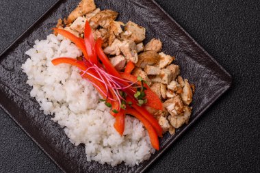 Tavuklu kase, pilav, domates, biber ve mikroyeşillik. Tasarımınız için arka planda tavuklu kase