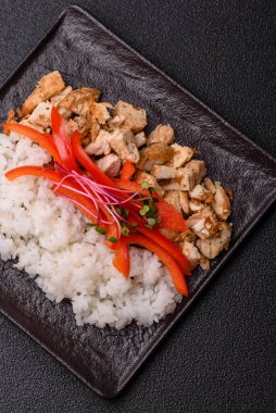 Tavuklu kase, pilav, domates, biber ve mikroyeşillik. Tasarımınız için arka planda tavuklu kase