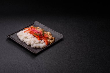 Tavuklu kase, pilav, domates, biber ve mikroyeşillik. Tasarımınız için arka planda tavuklu kase