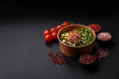 Somon parçaları, peynir, domates, biber ve avokado ile kase. Tasarımınız için arka plan olarak somon kasesi