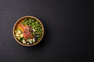 Somon parçaları, peynir, domates, biber ve avokado ile kase. Tasarımınız için arka plan olarak somon kasesi