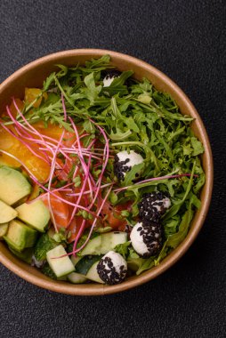 Somon parçaları, peynir, domates, biber ve avokado ile kase. Tasarımınız için arka plan olarak somon kasesi