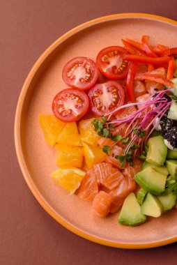 Somon parçaları, peynir, domates, biber ve avokado ile kase. Tasarımınız için arka plan olarak somon kasesi