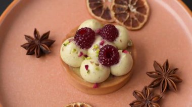 Kremalı ve ahududulu tatlı kek ya da turta. Doğum günleri ve düğünler için ahududu tatlısı.