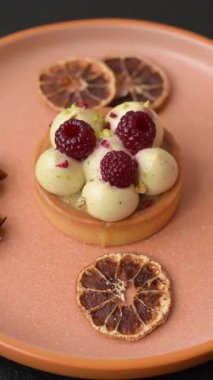 Kremalı ve ahududulu tatlı kek ya da turta. Doğum günleri ve düğünler için ahududu tatlısı.